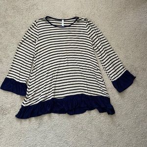 Size small Yee Boutique ruffled navy blue and cream top.